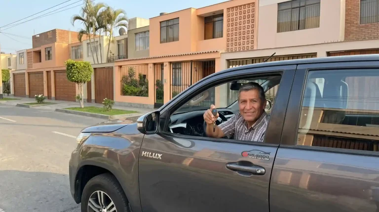 Técnico de Autobox instalando antiasalto cortacorriente en taxi en Lima