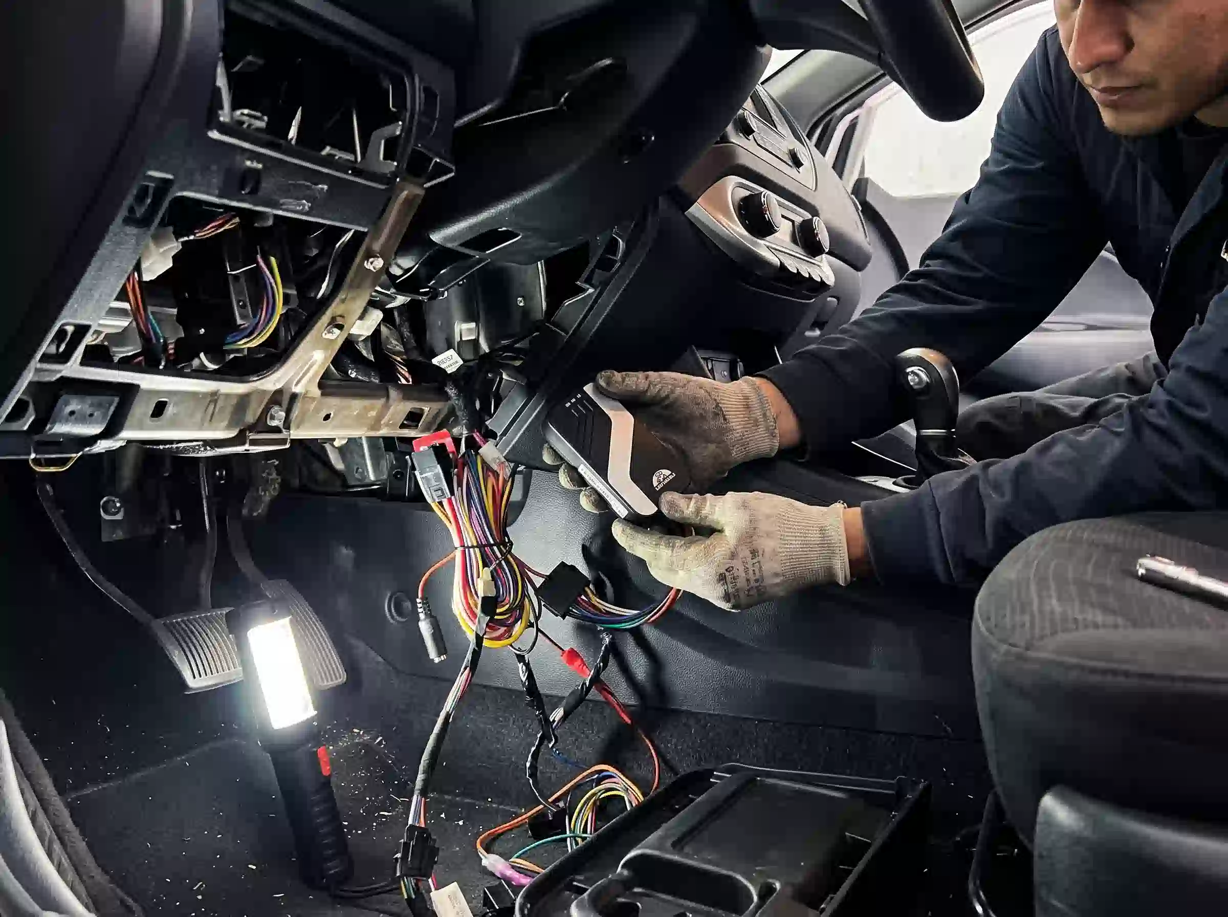Técnico de Autobox instalando GPS 4G a domicilio en Lima